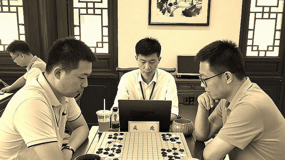 Tai nghe, Play Along, Festival Zone: ba lớp khán đài cờ vua đang được dựng lại