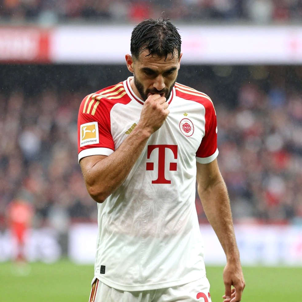 Atletico Madrid 2-1 Real Madrid: Mourinho giơ tờ giấy, Simeone chọn sự im lặng